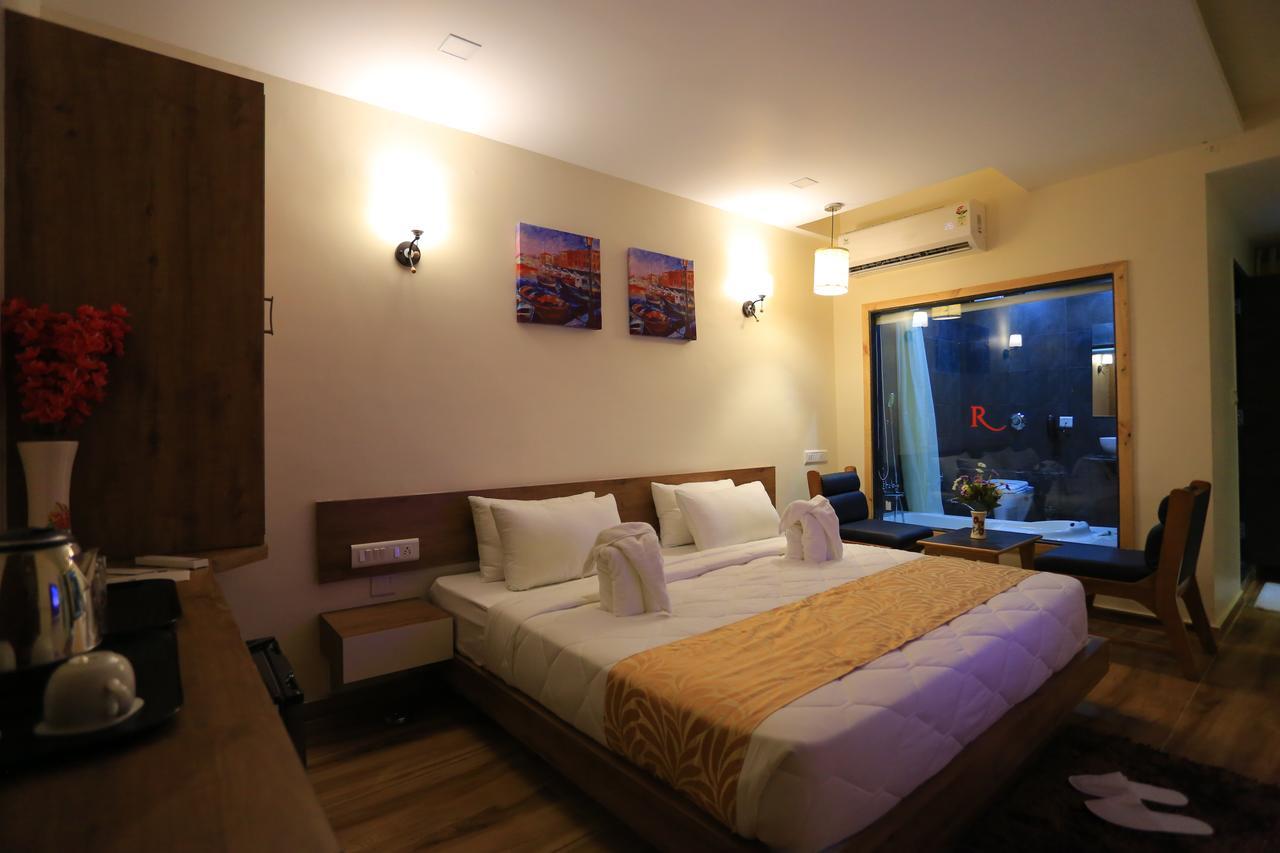 Hotel The Grand Raveta Pātan Esterno foto